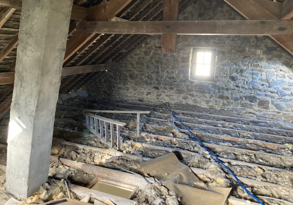 intérieur d'une maison en ruine